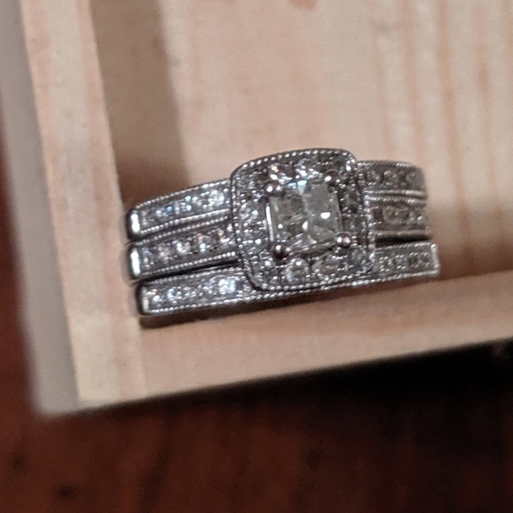 10k white gold engagement ring and 2 wedding bands - Picture 2 of 6